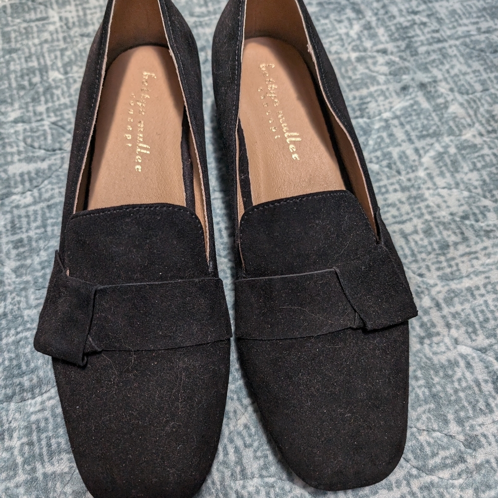 Gorgeous Bettye Muller Concept Grand pump in black suede.